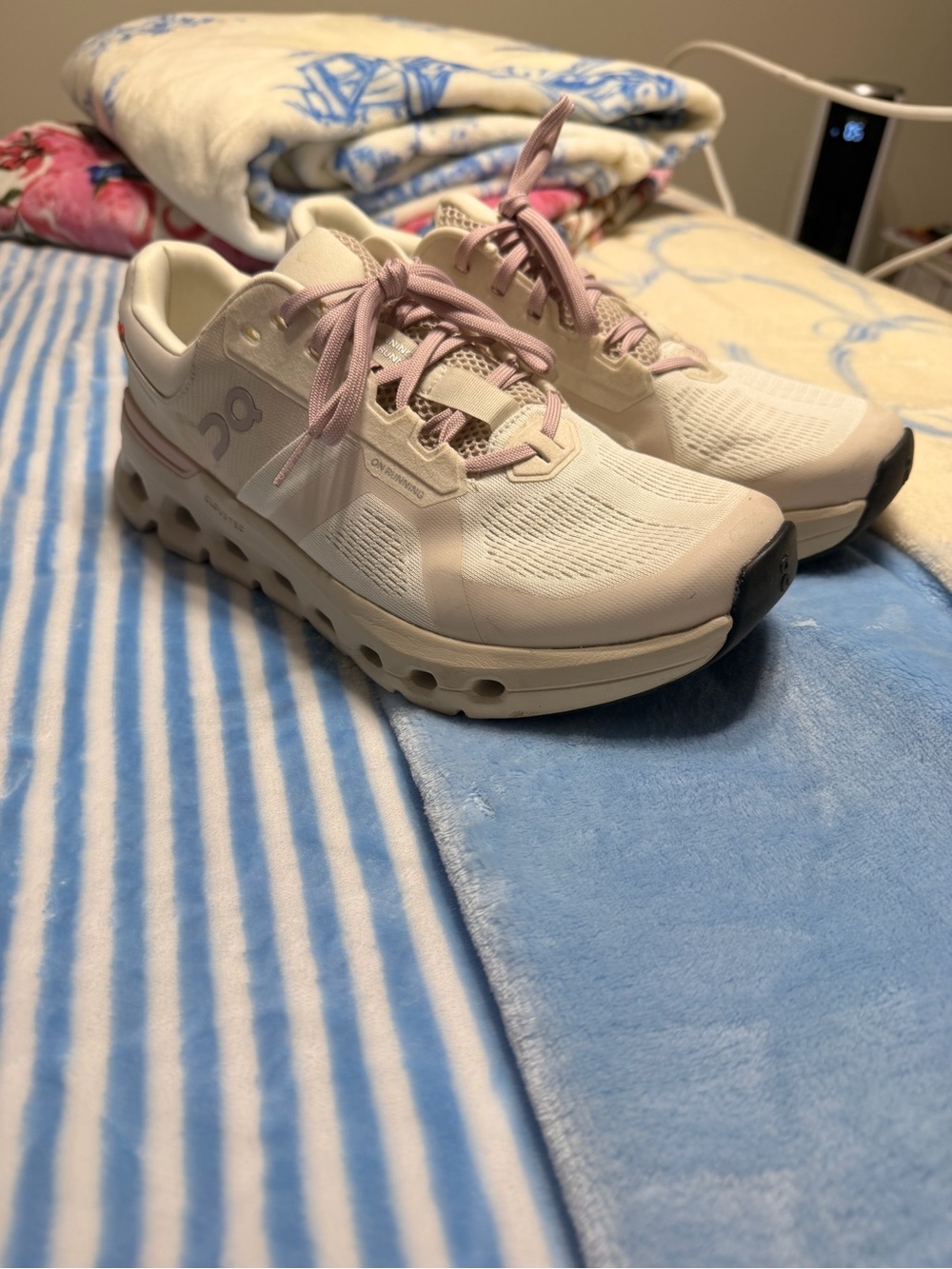 Womens on clouds size 10.5 worn once perfect condition